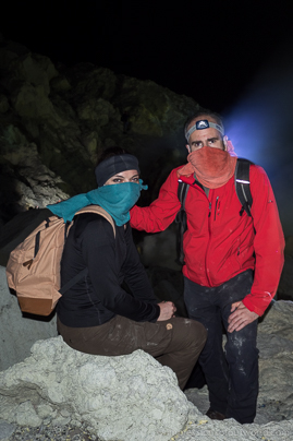 Olaf en An in de krater van Ijen